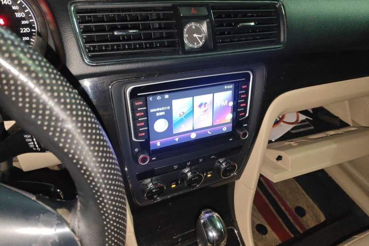 Used Volkswagen Passat 2011 1.8 TSI DSG Prestige Edition Audio And AC Panel