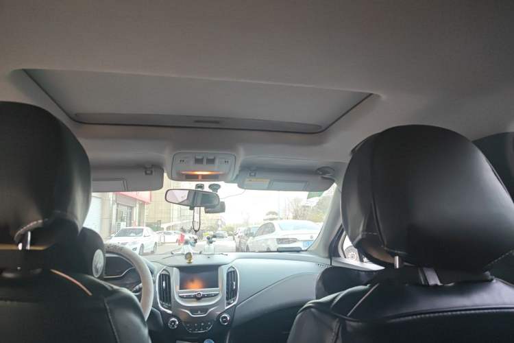 Used Chevrolet Cruze 2017 1.5L Hatchback Automatic Pioneer Sunroof Edition
