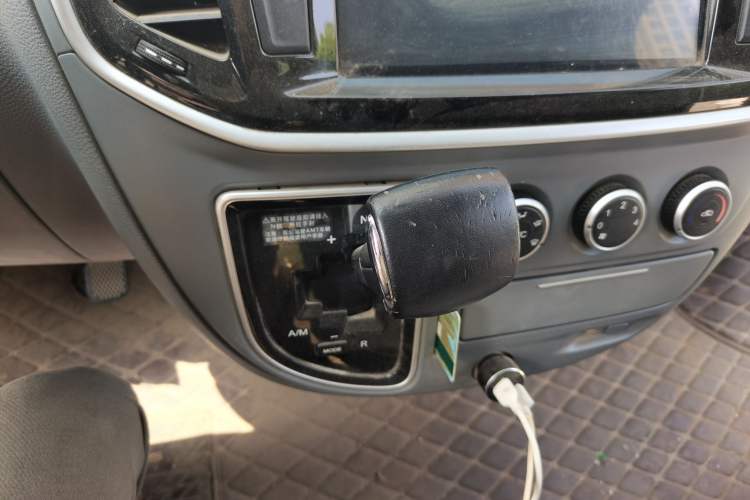 Used SAIC MAXUS Xintu V80 2017 2.5T AMT Aoyuntong China IV Short Wheelbase Mid-Roof 5/6/10-Seater
