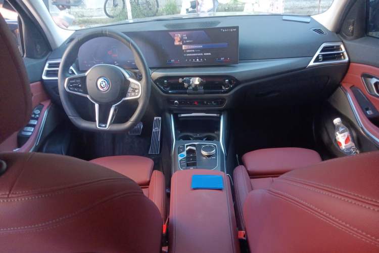 Used BMW i3 2025 eDrive 35 L Center Console