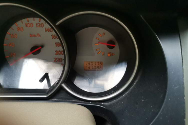 Used Nissan Livina 2010 Jingyue Edition 1.6L Manual All-Around Model Odometer Close Up