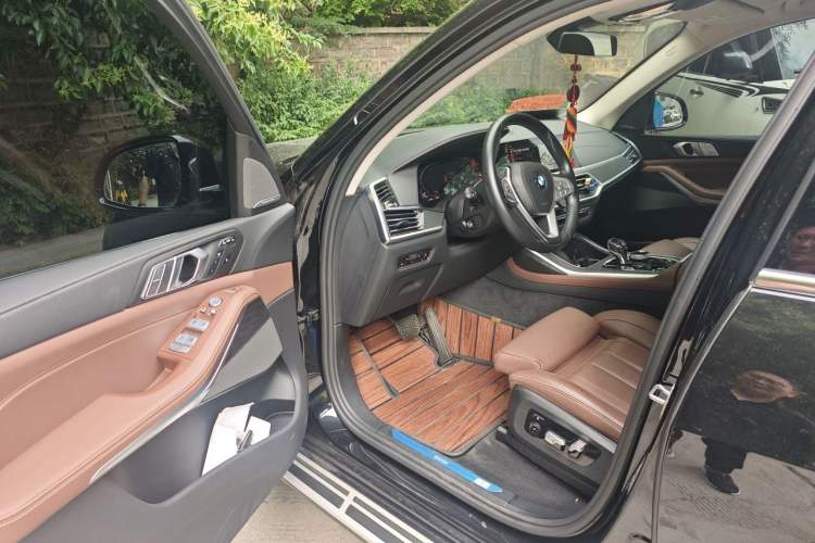 Used BMW X7 2022 xDrive40i Luxury Package with Leading Features

