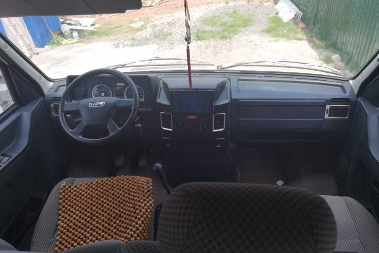 Used Iveco Daily 2017 2.5T A35 Passenger Van 5-7 Seats Model 47Z5 Center Console