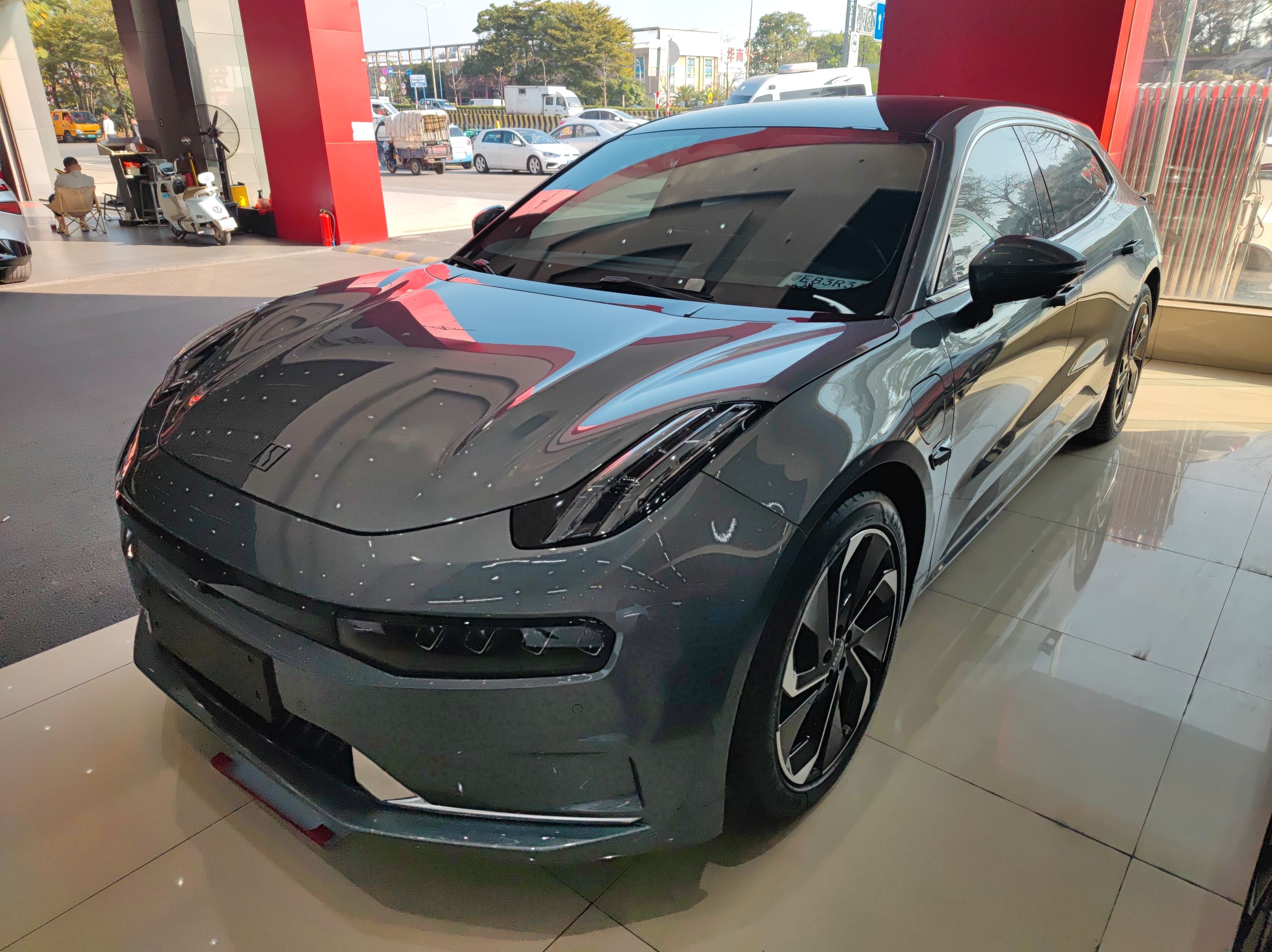 Под передней частью автомобиля