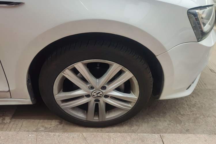 Used Volkswagen Sagitar 2018 280TSI DSG Luxury Model Right Front Wheel Hub