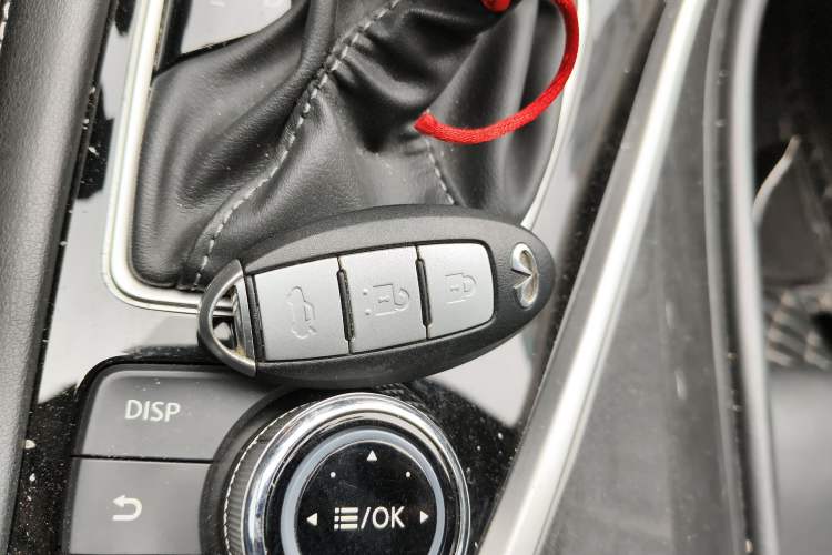 Used Infiniti Q50L 2018 2.0T Comfort Edition China VI Standard Vehicle Key