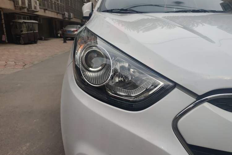 Used Hyundai ix35 2012 2.0L Automatic 4x4 Prestige Edition GLS Right Front Headlight