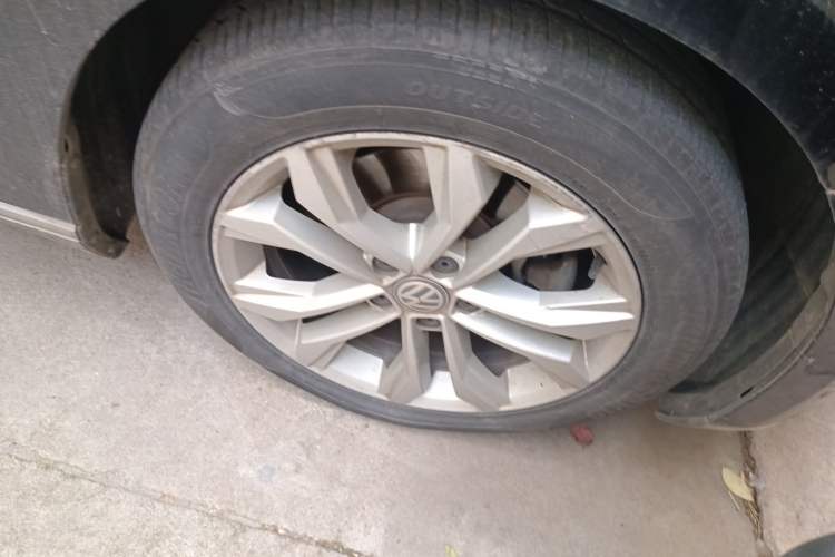 Used Volkswagen Magotan 2019 330TSI DSG Luxury Version China VI Standard Right Front Wheel Hub