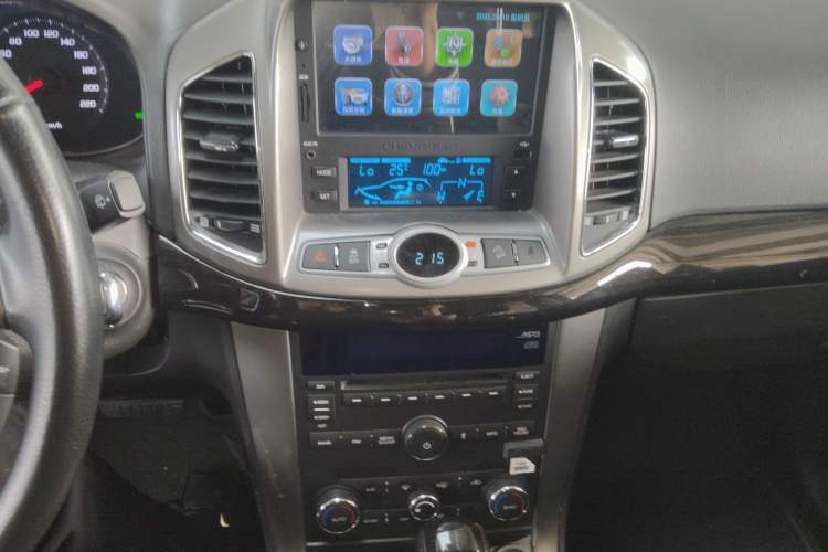 Used Chevrolet Captiva 2015 2.4L 4x4 Flagship Edition 7-Seater Audio And AC Panel