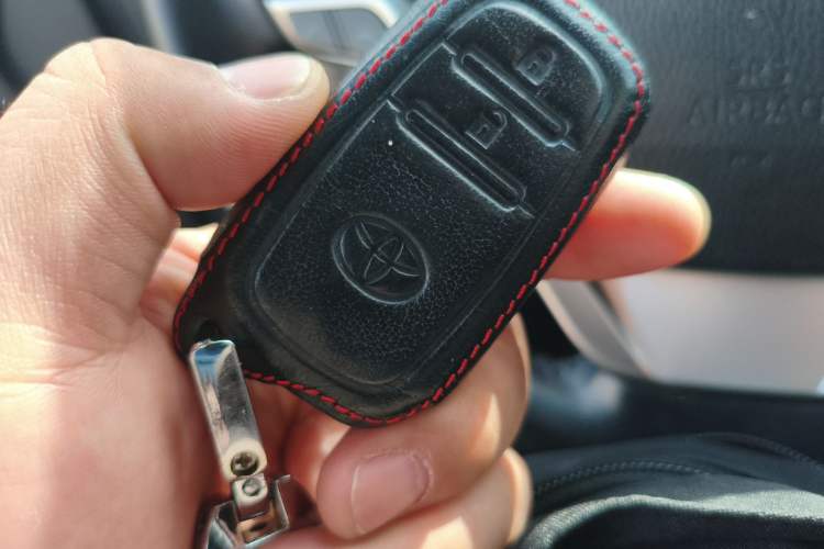 Used Toyota Highlander 2018 2.0T Four-Wheel Drive Luxury Version 7 Seats China VI Standard Vehicle Key