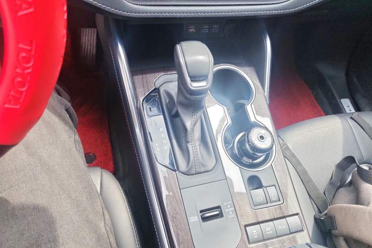 Used Toyota Highlander 2024 2.5L Smart Electric Hybrid Dual-Engine Four-Wheel Drive Prestige Version – 7 Seats Gear Lever