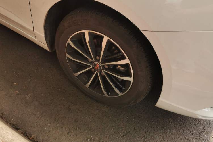 Used Roewe i5 2020 1.5L Automatic 4G Connect Luxury Flagship Edition Right Front Wheel Hub