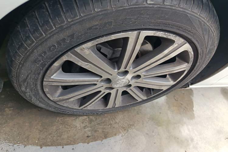 Used Peugeot 408 2014 1.8L Automatic Luxury Edition Left Front Wheel Hub