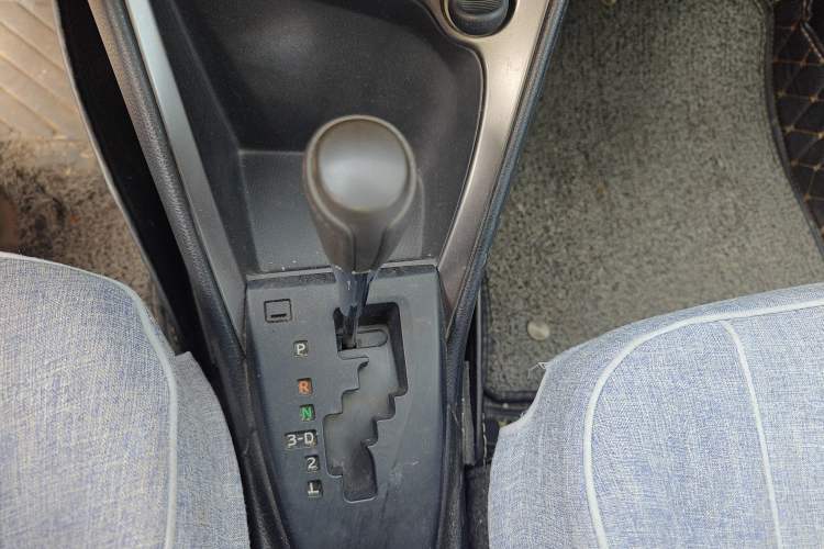 Used Toyota YARiS L Zhi Xuan 2015 1.5E Automatic Charm Edition Gear Lever