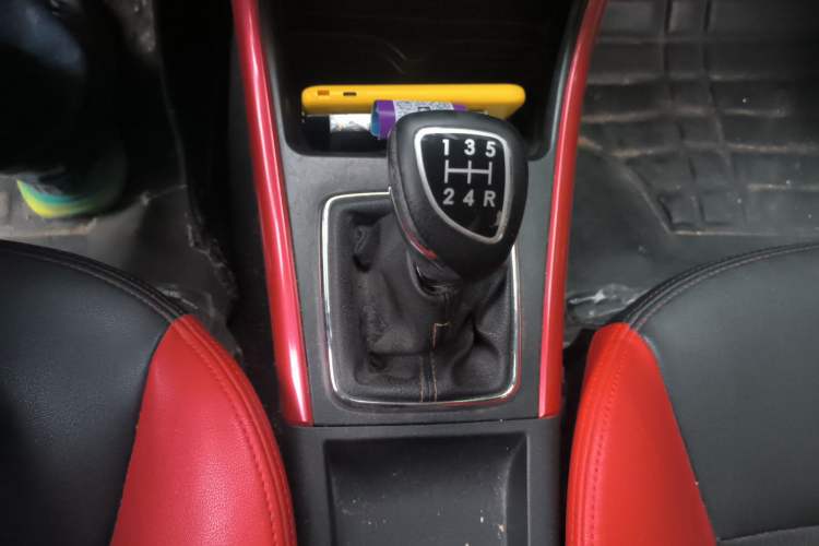 Used BAIC Senova X25 2015 1.5L manual Comfort trim level Gear Lever