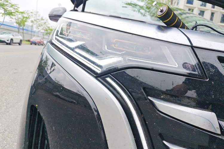 Used Denza D9 2022 DM-i 970 Four-Wheel Drive Flagship Model Right Front Headlight