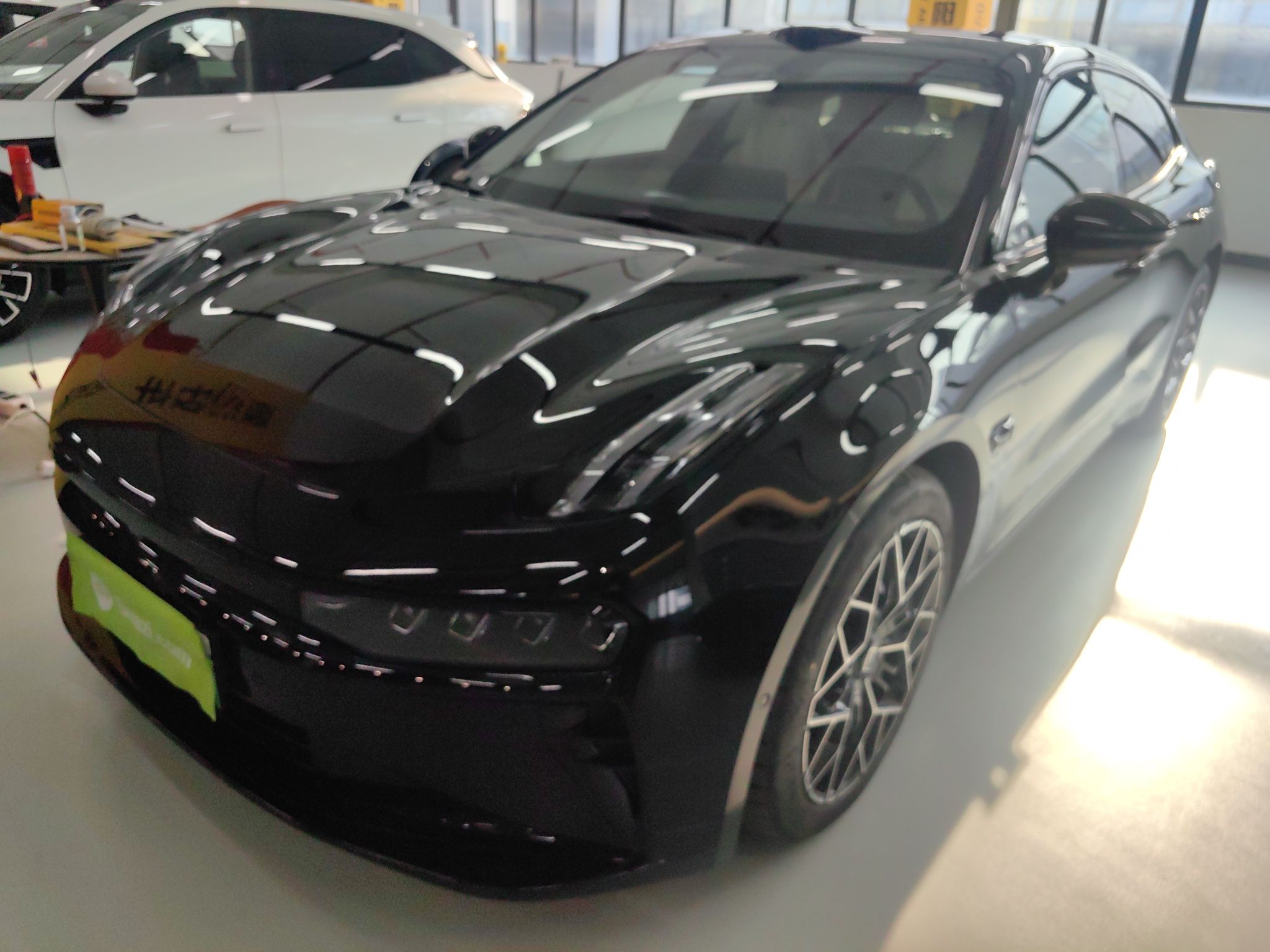 Под передней частью автомобиля