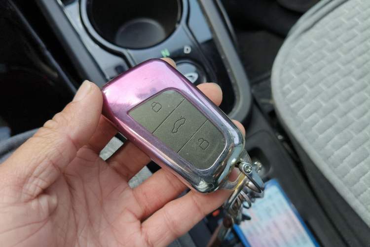 Used Chery Little Ant 2022 Revised Version Sweet Pink Edition Half-Sugar Version Lithium Iron Phosphate 30.7 kWh 30 kW 301 km Vehicle Key