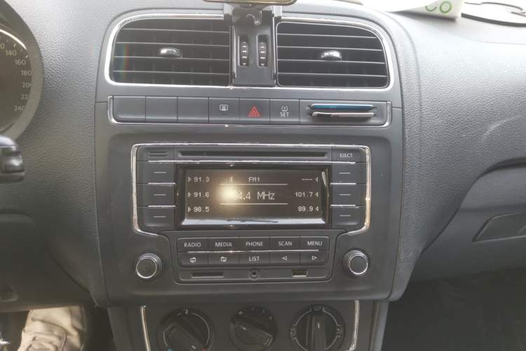 Used Volkswagen Polo 2014 1.4L Automatic Comfort Edition Audio And AC Panel