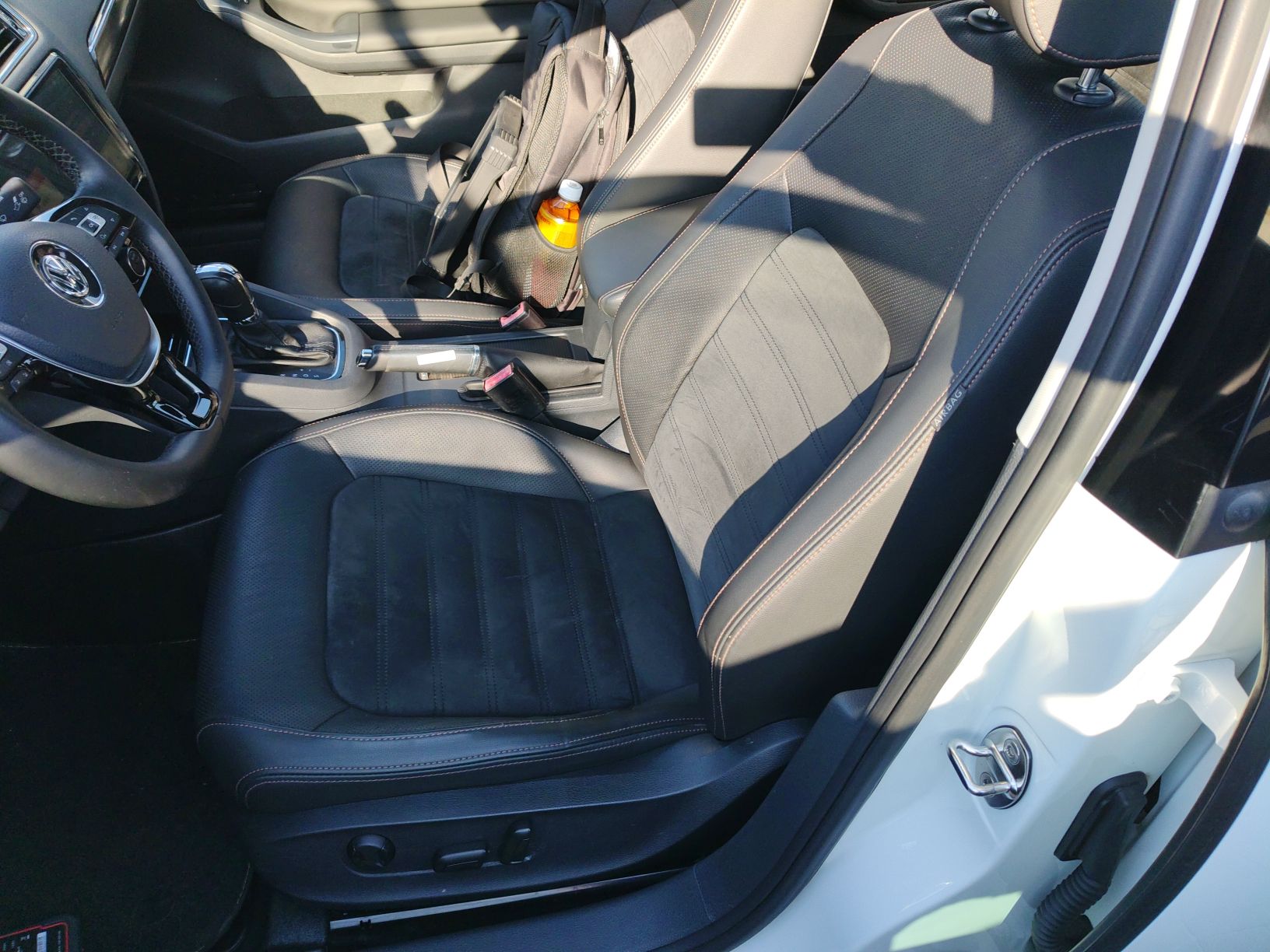 Переднее сиденье в автомобиле