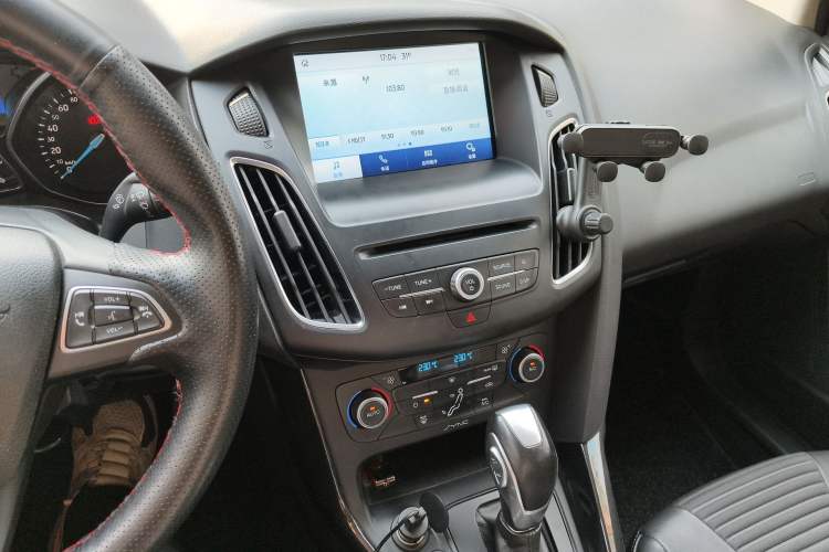 Used Ford Focus 2018 Sedan Classic EcoBoost 180 Automatic Elite Model Audio And AC Panel