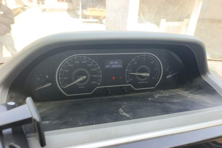 Used SAIC MAXUS Xintu V80 2019 2.5T Classic Model 6-Speed Manual – Aoyuntong Modified Version Short Wheelbase Ultra-Low Roof 5/6 Seats