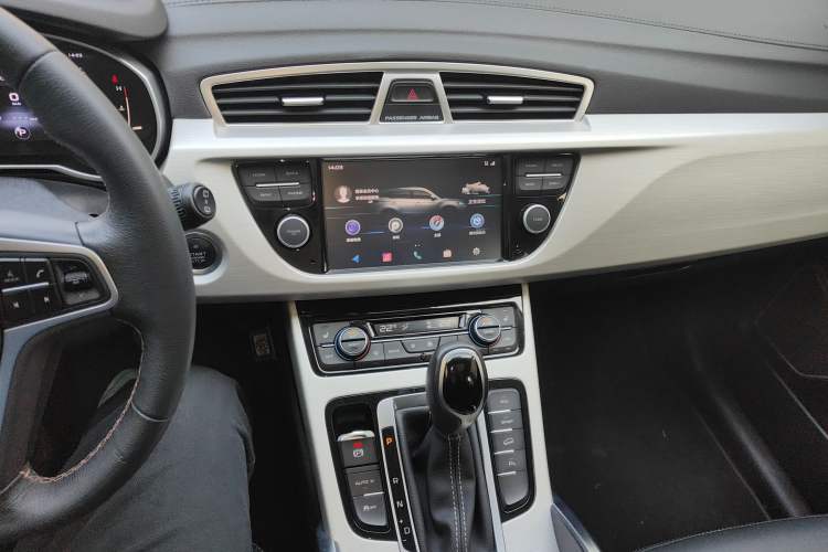 Used Geely Auto Emgrand X7 Sport 2018 1.8TD Automatic Two-Wheel Drive Smart Connect 4G Internet Edition Audio And AC Panel