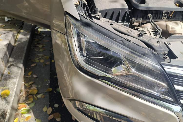 Used Roewe i5 2019 1.5L Automatic 4G Connected Langhao Edition Right Front Headlight