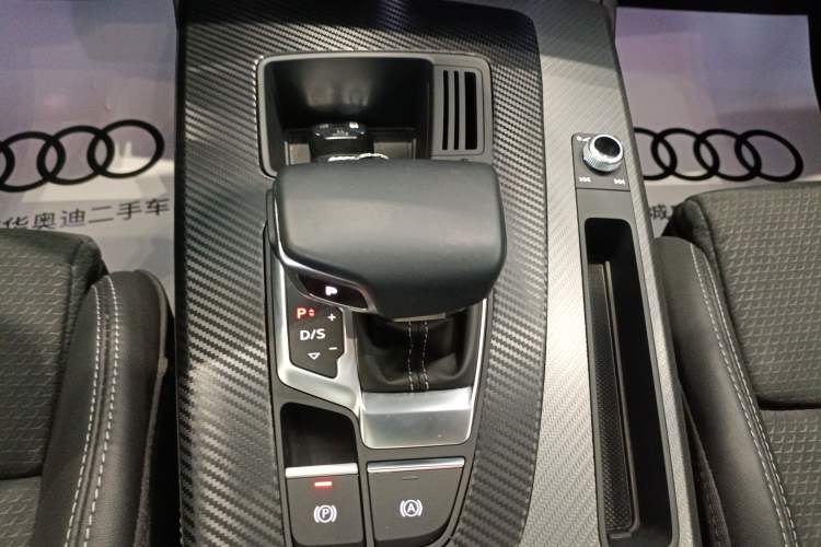 Used Audi Q5L Sportback 2022 Updated 40 TFSI Luxury Edition Gear Lever