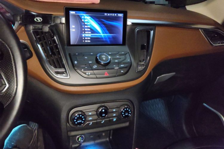 Used Soueast DX7 2015 1.5T Automatic Luxury Model Audio And AC Panel