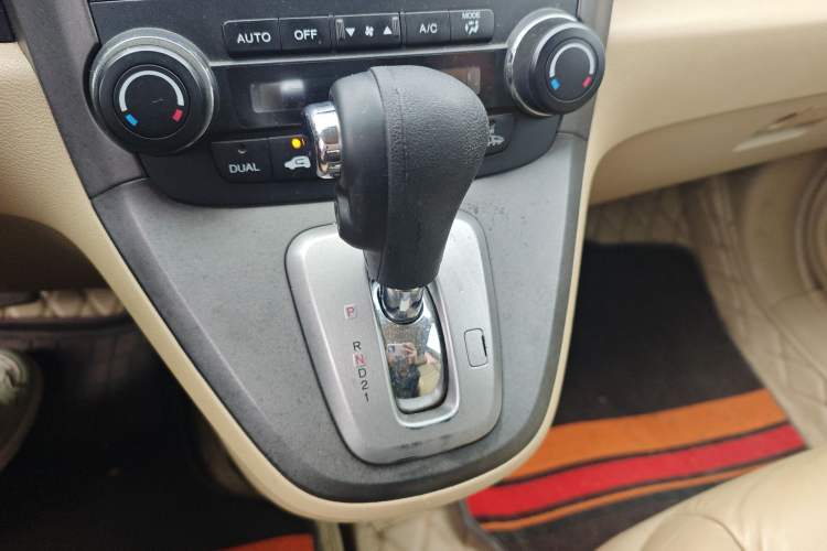 Used Honda CR-V 2010 2.4L automatic four-wheel drive luxury version Gear Lever