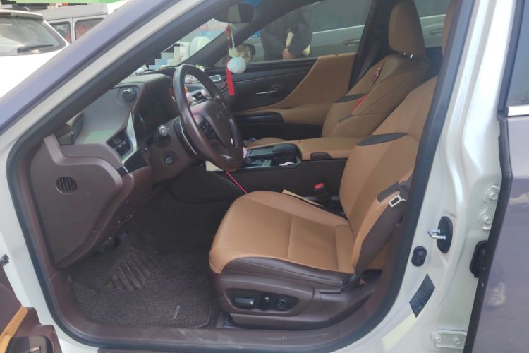 Used Lexus ES 2020 300h Premier Edition
