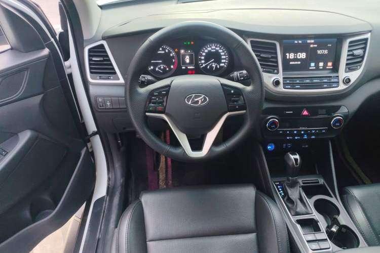 Used Hyundai Tucson 2015 1.6T Dual-Clutch Two-Wheel-Drive Smart Model Steering Wheel