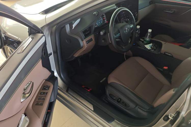 Used Lexus ES 2025 300h Deluxe Edition
