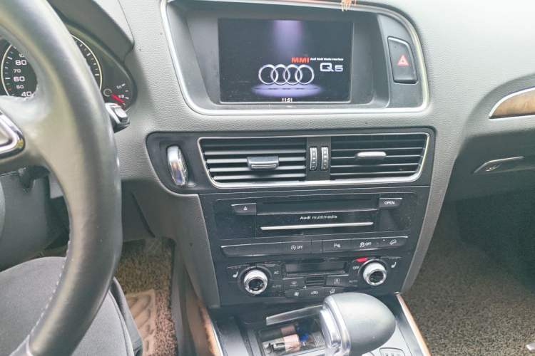 Used Audi Q5 2013 40 TFSI Comfort Edition Audio And AC Panel