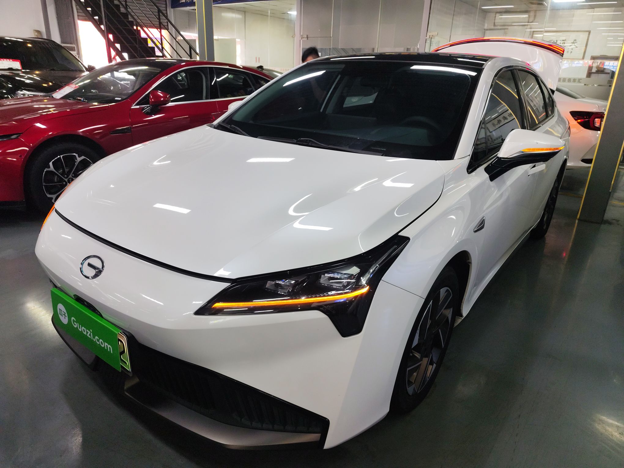 تحت مقدمة السيارة