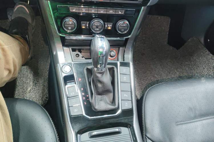 Used Volkswagen Passat 2016 330TSI DSG Prestige Edition Gear Lever