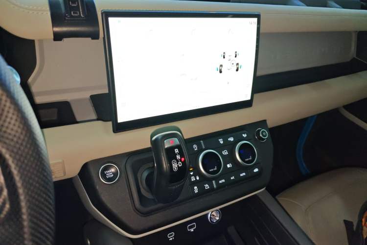 Used Land Rover Defender 2022 90 3.0T P400 XS Audio And AC Panel