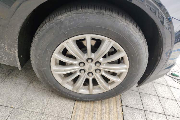 Used Cadillac XT5 2018 25T Tech Model Right Front Wheel Hub