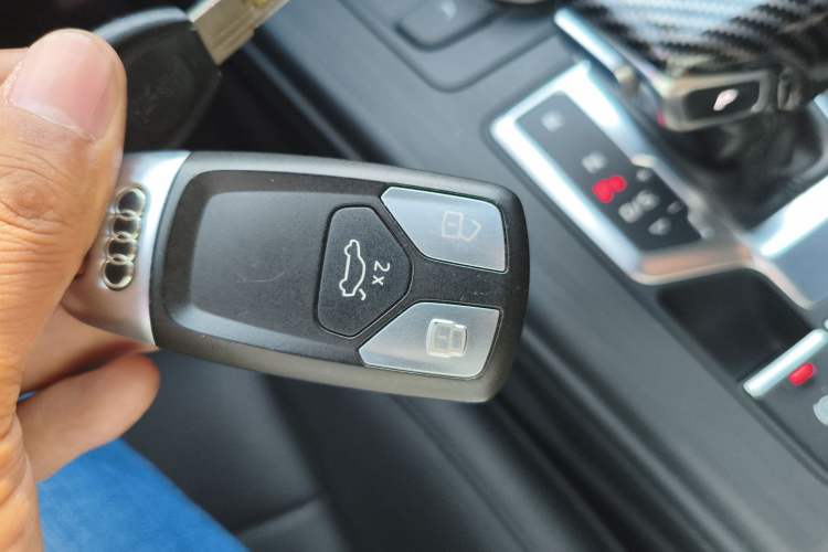 Used Audi A4L 2019 40 TFSI Fashion Edition China VI Emission Standard Vehicle Key