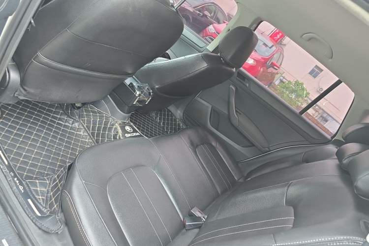 Used Skoda Rapid Spaceback 2016 Revised Version 1.6L Automatic Front-Drive Edition Left Rear Seat