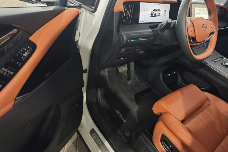 Used GAC Trumpchi Xiangwang M8 2025 Kunkun Series Ultra First-Class Cabin
