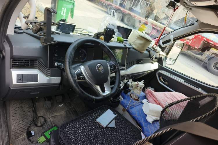 Used Dongfeng Yufeng 2023 V9+ 2.3T Manual Rear-Drive Cargo Van with Dual Rear Tires 3-Seater Center Console