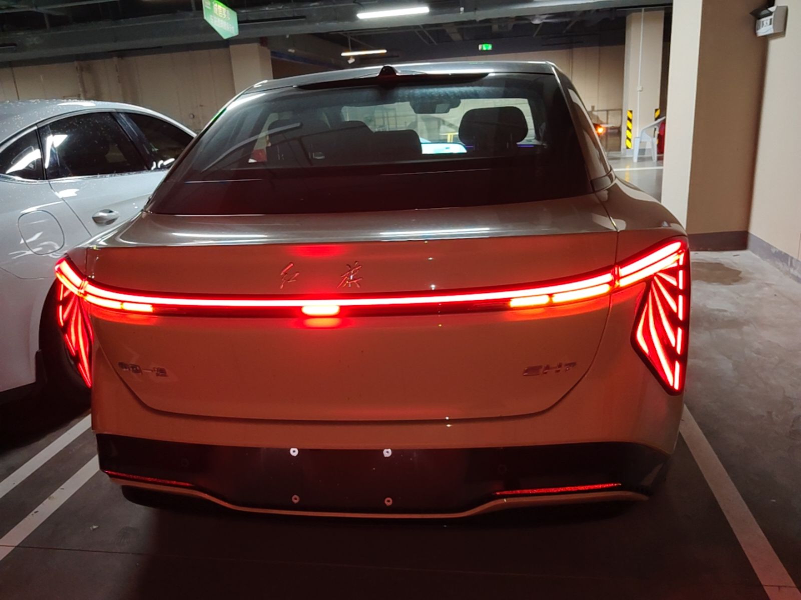 Hongqi EH7 2025 690 Smart Selection Edition — снимка 5