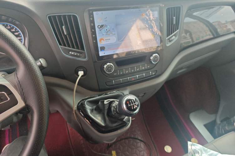 Used Foton Toano 2024 Small Passenger Comfort Version Cummins 2.8T Manual Transmission Long Wheelbase Mid-Roof Design Rear Single Tire 9-Seater