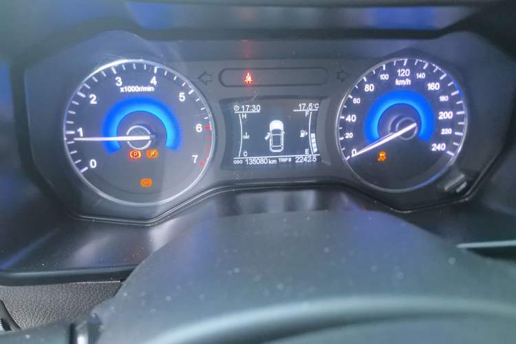 Used Dongfeng Fengon 580 2017 1.5T Manual Luxury Model Odometer Close Up