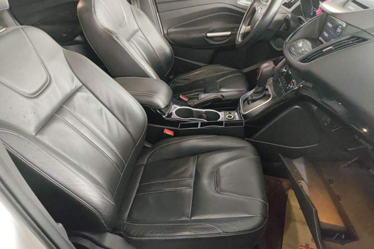 Used Ford Kuga 2013 2.0L GTDi Four-Wheel-Drive Sport Model Right Front Seat