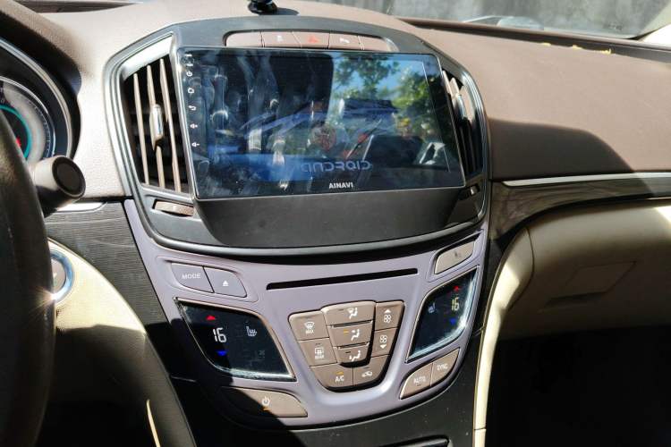 Used Buick Regal 2015 2.0L Elite Fashion Edition Audio And AC Panel