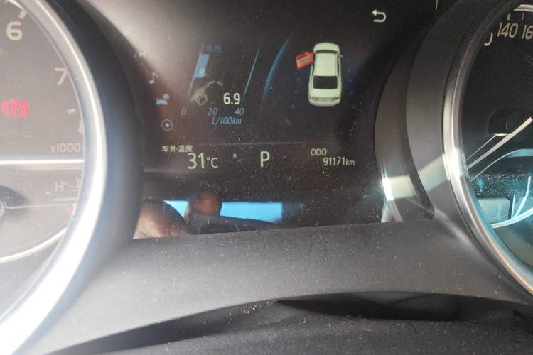 Used Toyota Camry 2021 2.0G Luxury Edition Odometer Close Up