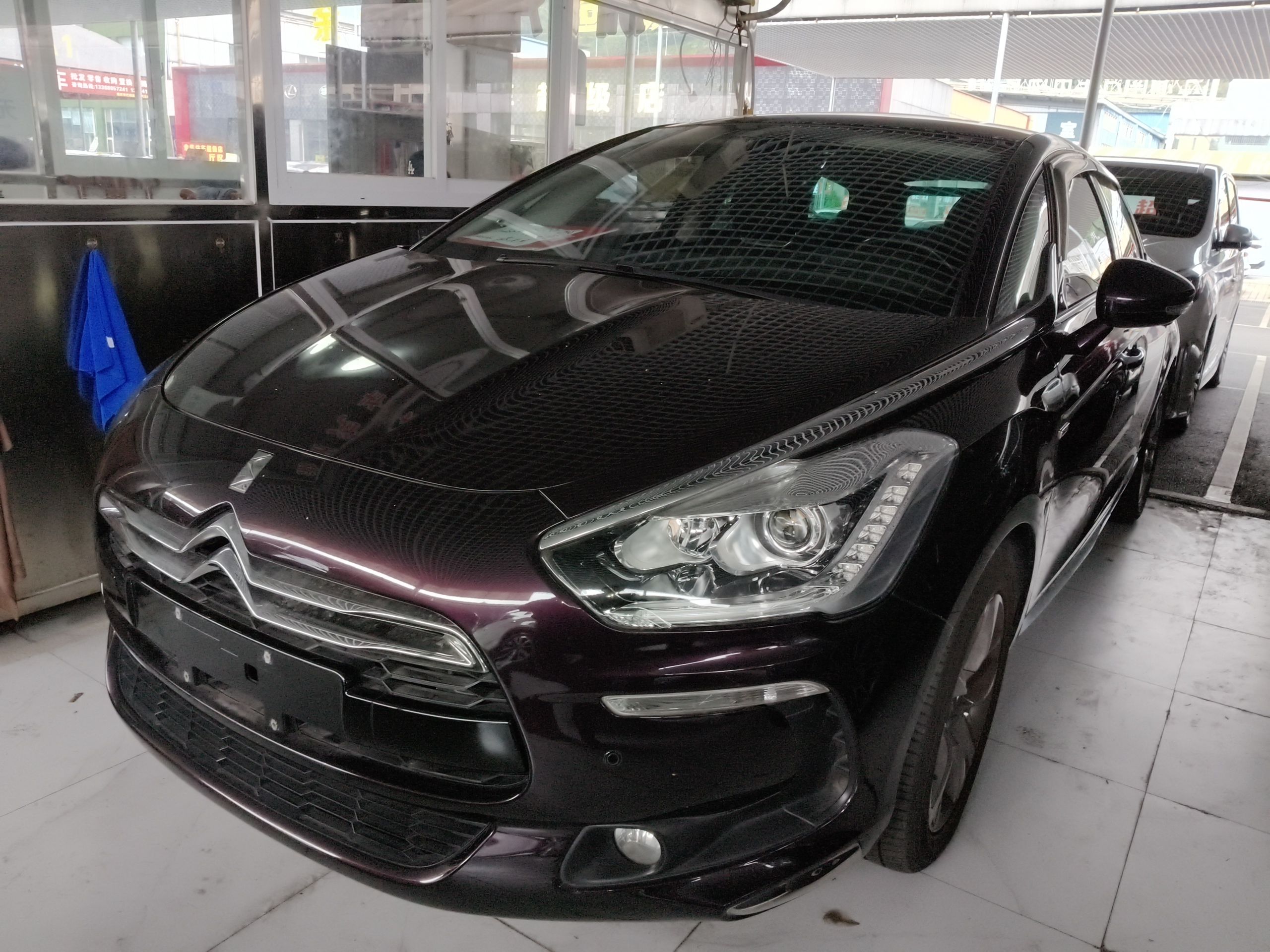 تحت مقدمة السيارة